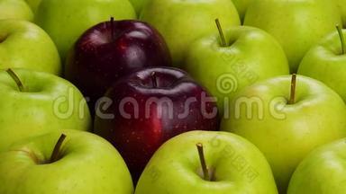 绿<strong>苹果</strong>里的<strong>红<strong>苹果</strong>。 桌子上有许多<strong>苹果</strong>。 健康饮食
